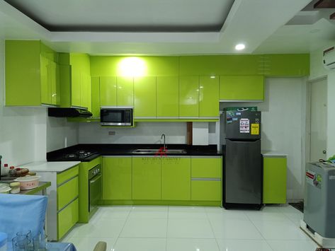 Kitchen Colour Combination, Light Paint Colors, Paint Backsplash, Kitchen Colour, Green Kitchen Cabinets, Perfect Kitchen, Cupboard Design, Kitchen Color, Green Kitchen