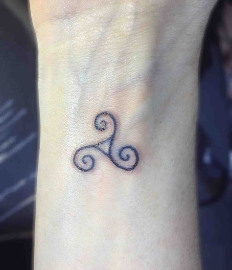 A small celtic tattoo #tattoo #celtic #celticdesign #triskelion Triskilian Tattoo, Celtic Tattoos For Men Irish, Tattoo Ideas Celtic, Celtic Tattoo For Women Irish, Celtic Tattoo Meaning, Celtic Tattoo Family, Small Celtic Tattoos, Triskelion Tattoo, Celtic Tattoo For Women