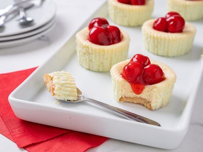 No-Bake Cool Whip Cheesecake Mini Cherry Cheesecakes, Cherry Cheesecake Recipe, Vanilla Wafer Crust, Peach Cheesecake, Mini Dessert Recipes, Dessert Mini, Mini Cheesecake Recipes, Cheesecake Mini, Cheesecake Cups