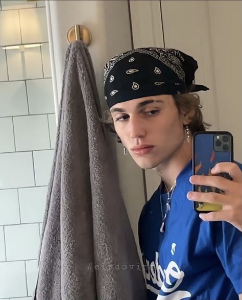 Men With Bandana, Bandana Curly Hair Men, Bandana Outfits Men, Guy With Bandana, Bandana Men Style Hair, Bandana Hairstyles Men, Bandana Styles For Men, Men With Bandanas In Hair, Bandana On Head Men