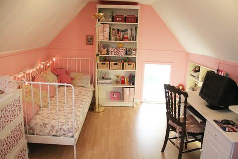 Some ideas for an attic bedroom Attic Design Ideas, Finished Attic, Kawaii Bedroom, Attic Playroom, Small Attic, Attic Design, Attic Bathroom, Attic Apartment, Attic Bedrooms