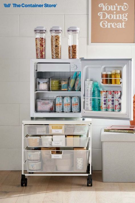 College Dorm Fridge Organization, Dorm Room Pantry, Dorm Snack Organization, College Dorm Room Bathroom Ideas, College Dorm Food Storage, College Food Storage, College Mini Fridge Organization, Dorm Room Snacks Storage, College Dorm Fridge