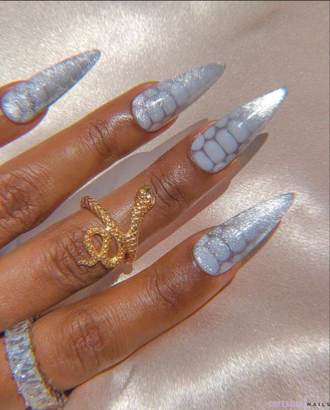 White Snake Print Nails, Blue Snake Nails, 22 Nails, Vampire Nails, Urban Nails, Nails Clear, Nail Design Glitter, August Nails, Painted Cat