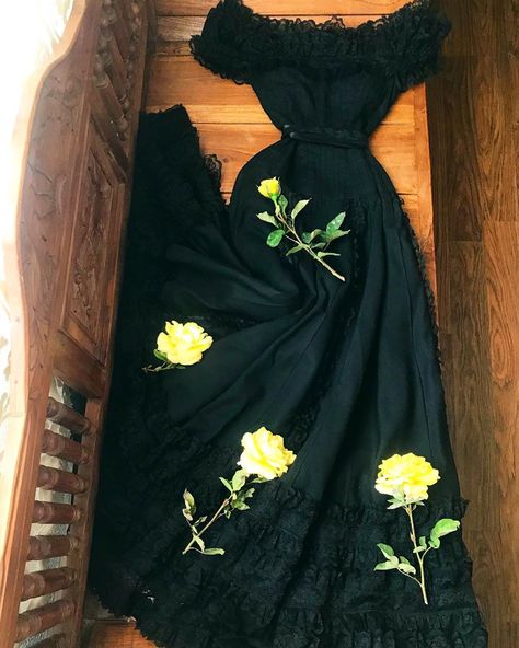 Strange Vintage on Instagram: “⚔️SOLD⚔️ Another beautiful 1970's vintage black bridal fiesta dress from Mexico... Classic prairie goth from south of the border.. I…” Vintage Dress Aesthetic, Bridal Fiesta, Black Outfit Aesthetic, Ae Outfits, Andromeda Black, Floral Vintage Dress, Black Cottage, Cottage Dress, Patterns Of Fashion