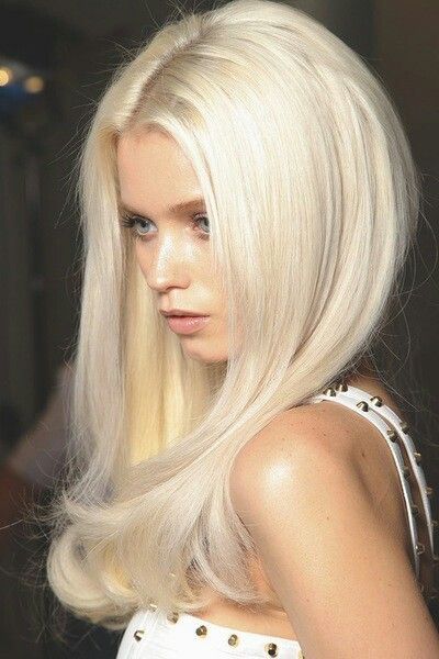 Center-parted Straight Hairstyle for Platinum Hair Platinum Hair Color, Summer Hair Trends, Platinum Blonde Hair Color, White Hair Color, White Blonde Hair, Hair Color Unique, Dyed Blonde Hair, Platinum Hair, White Blonde