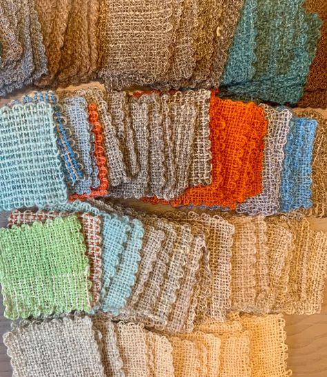 Pin loom blanket - Josefin Waltin spinner Loom Blanket, Pin Loom, Pin Weaving, Knitting Squares, Colour Gradient, Weaving Loom Projects, Boho Crafts Diy, Loom Knitting Projects, Hand Woven Blanket