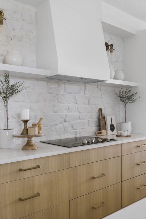 Stone Backsplash With Ledge, Mediterranean Stone Backsplash, Kitchen With White Stone Backsplash, Real Stone Backsplash Kitchen, White Natural Stone Backsplash, White Rock Backsplash Kitchen, Stucco Backsplash Kitchen, Small Range Wall, Kitchen With Rock Backsplash Stone Walls