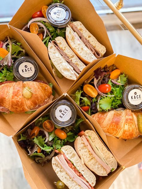 Brunch Ideas Sandwiches, Packaged Lunch Ideas, Lunch Business Ideas, To Go Picnic Boxes, Fancy To Go Boxes, Gourmet Sandwiches Presentation, Sandwich Plate Presentation, To Go Sandwiches Packaging, Vegan Cafe Food Ideas