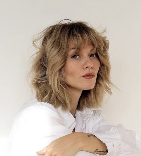 Short Wavy Hair Curtain Bangs, Cub Cut Hairstyle, Naturally Wavy Hair Cuts, Blonde Wavy Hair, Crop Hair, Haircut Inspo, Wavy Haircuts, Wavy Bob, Hairstyles For Layered Hair