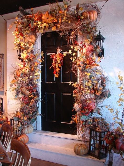 Thanksgiving Decorations Outdoor, Outdoor Fall Decor Ideas, Outdoor Garland, Table Halloween, Fall Front Door, Fall Garland, Vintage Thanksgiving, Fall Deco, Autumn Decorating