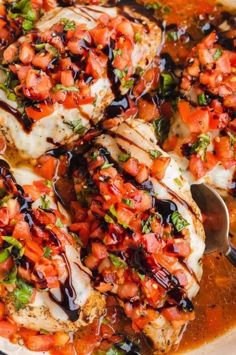 The BEST recipe for homemade chicken bruschetta with fresh tomatoes basil and balsamic glaze. Chicken With Fresh Tomatoes, Broccoli Cauliflower Soup, Chicken Bruschetta Recipe, Chicken Bruschetta, Homemade Bruschetta, Easy Bruschetta, Bruschetta Toppings, Cauliflower Soup Recipes, Tomato Bruschetta