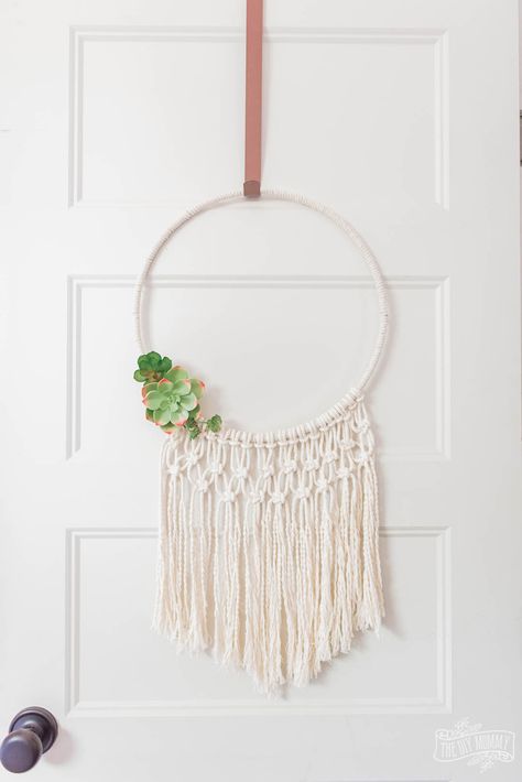 Summer hoop wreath idea with macrame cord and faux succulents or flowers Embroidery Hoop Macrame, Ring Macrame Wall Hanging Diy, Macrame Wire Wreath, Macrame Hoop Wall Hanging Diy, Gold Hoop Macrame, Macrame Hoop Diy, Plants Aesthetic Home, Macrame Wreath, Macrame Hoop