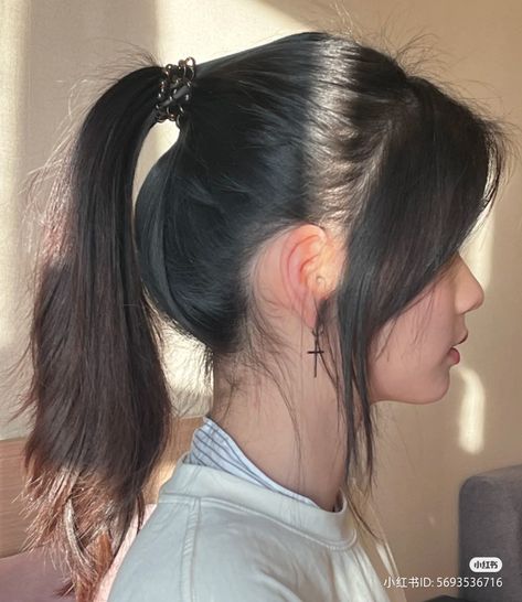 Side Bangs Ponytail, Ponytail Side Bangs, Douyin Hair, Medium Hair Ponytail, Girls Hair Style, Messy Ponytail Hairstyles, Long Side Bangs, Bangs Ponytail, Messy Ponytail