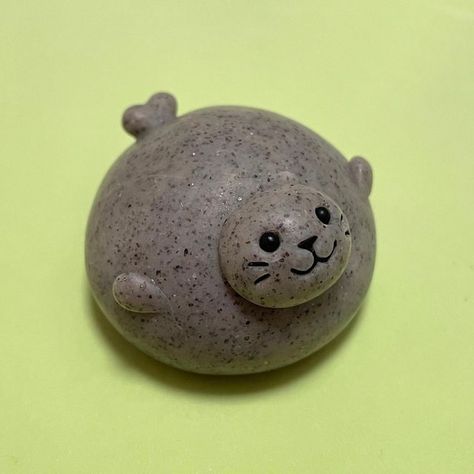 Seal Sculpture, Easy Clay Sculptures, Pet Rock, Clay Diy Projects, Clay Crafts Air Dry, Cute Polymer Clay, Clay Figurine, Clay Animals, Pet Rocks