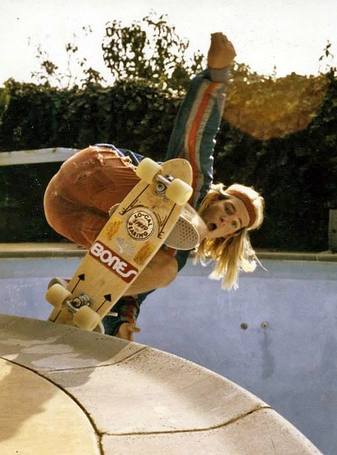 Harvey Hawks was one of the most promising vert and longboard skateboarders of the 1970s, but a tragic mistake sent him to prison for 26 years. 70s Skater, Tony Alva, Skateboard Photos, Skateboard Pictures, Old School Skateboards, Skate Photos, Skateboard Art Design, Skate And Destroy, Vintage Skateboards