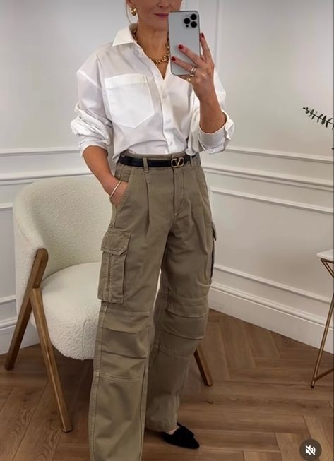 Green Cargo Pants Outfit Street Style, Army Green Cargo Pants Outfit, Tucked In Shirt Outfit, Cargo Pants Outfit Street Style, Military Green Pants, Green Cargo Pants Outfit, Olive Green Cargo Pants, Cargo Outfit, Olive Pants