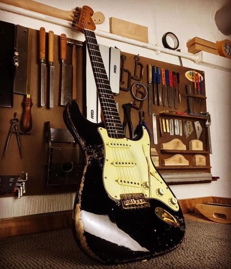 Ergonomic Guitar, Black Stratocaster, White Stratocaster, Fender Relic, Relic Guitar, Squier Stratocaster, Strat Guitar, Fender Guitars Stratocaster, Learn Guitar Chords