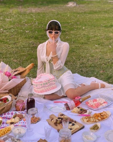 Birthday girl, birthday cake, birthday aesthetics, picnic, birthday picnic, picnic aesthetic, birthday picnic ideas, picnic ideas, french picnic, french girl, french aesthetic, retro, vintage birthday, vintage picnic Editorial Picnic Photoshoot, Tea Party Shoot, Vintage Cake Photoshoot, Picnic Aesthetic Ideas, Coquette Picnic, Picnic Fashion, Picnic Photo Shoot, Picnic Pictures, Garden Wedding Party