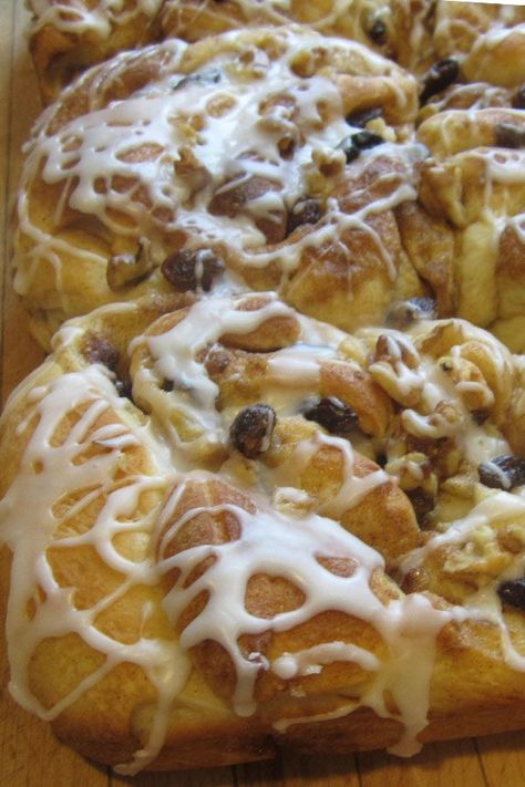 These oversized cinnamon rolls are a quick and easy cinnamon rolls recipe! Bake the best cinnamon rolls using yeast, cinnamon, raisins, and walnuts. You will love baking this homemade cinnamon rolls recipe for breakfast or brunch! Bacon Buns, Cinnamon Roll Recipe Homemade, Spicy Chocolate, French Baking, Breakfast Rolls, Chocolate Roll, Baked Rolls, Cinnamon Raisin, Cinnamon Rolls Homemade