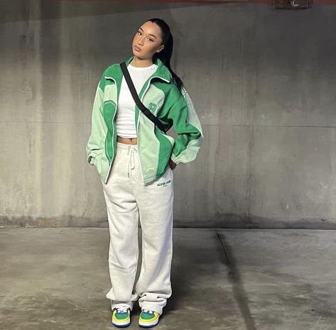 Green Jacket Outfits For Women, Streetwear Sweatpants Outfit, Chic Sweatpants Outfit, Baggy Outfit Ideas, Ootd Streetwear, Jogging Outfit, Sportswear Outfits, Streetwear Inspo, Mode Zara