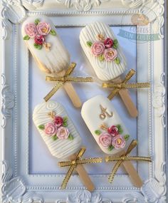 Ice Pops Decorados, Cake Sickles Ideas, Elegant Cakesicles, Ice Pops Cake, Cake Sicles Design, Cakesicles Wedding, Cake Sickles, Elegant Cake Pops, Perfect Cake Pops