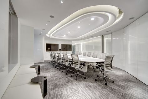 Oval-shaped light trough is applied to the ceiling of meeting rooms and VIP rooms which is coherent with the main theme of the office and synchronize with lobby. Futuristic Meeting Room, Entertainment Company Building, Japandi Office, Futuristic Office, Smart Room, Meeting Room Design, Company Building, Bank Building, Cozy Interior Design