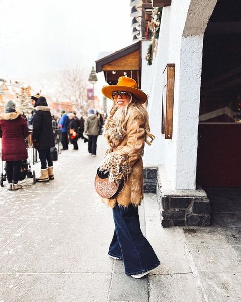 Kayla Bell | Western Fashion | Lifestyle on Instagram: "Apres Skijor ⛷️ 🤠 So far my first @skijorcanada has been a wild ride. I can’t wait for the second perf at 3 (it might include an outfit change 😉) Coat @abdconsignment Hat @hollyallenhats (@smithbilthats) Bag @highridge.honey Jeans @rockandrolldenim (code KBELL20) #skijor #skijorfashion #skijorstyle #apresski #apresskistyle #banff #banffcanada #banffsnowdays #westernfashion #westernlifeandstyle #westernchic #cowgirlchic #cowgirlhat #west Skijoring Outfit, Yellowstone Party, Apres Ski Style, Hat Bar, Western Clothes, Rose Hat, Cowgirl Chic, Ski Fashion, Western Chic