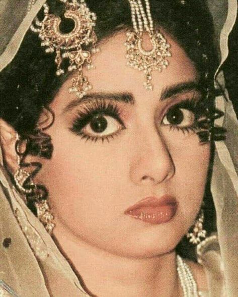 Sridevi Kapoor, 90s Bollywood Fashion, Meena Kumari, Bollywood Makeup, Captivating Eyes, Indian Wedding Makeup, Dilip Kumar, Retro Bollywood, 90s Bollywood