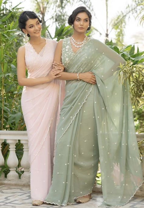 Chiffon Saree For Farewell, Birthday Saree Look, Customised Saree Designs, Pestal Colour Sarees, Pastel Sarees For Wedding, Graduation Saree Outfit Ideas, Light Colour Saree, Graduation Day Saree Ideas, Simple Elegant Saree