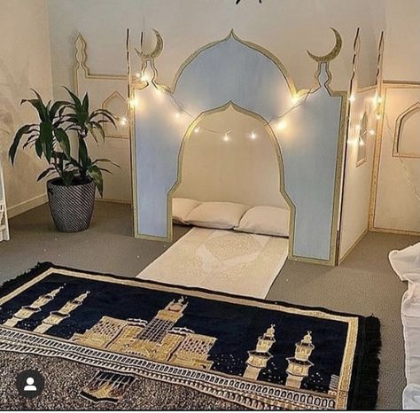 Muslim Prayer Room Ideas, Decoraciones Ramadan, Prayer Room Ideas, Islamic Celebrations, Ramadan Kids, Ramadan Kareem Decoration, Eid Crafts, Ramadan Activities, Ramadan Lantern