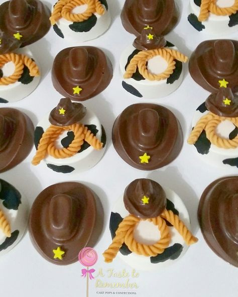 Cowboy themed chocolate covered oreos Western Theme Strawberries, Western Chocolate Covered Oreos, Western Cakesicles, Rodeo Treats Western Theme, Cowboy Chocolate Covered Strawberries, Cowboy Strawberries, Cowboy Cakesicles, Cowboy Theme Treats, Cowboy Treats Western Theme