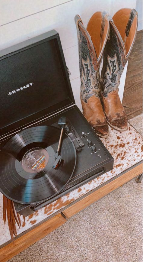 Retro Vinyl Aesthetic, 1970s Aesthetic, Aesthetic Western, Country Bedroom Decor, Western Bedroom Decor, Southern Porches, Camo Wallpaper, Vinyl Aesthetic, Western Bedroom