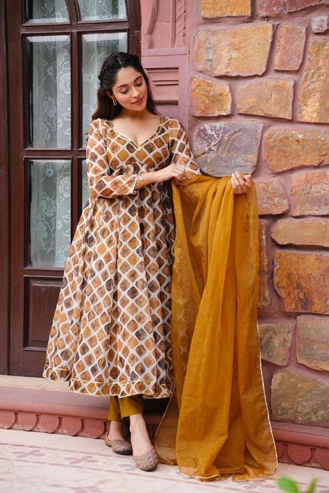 💫💫pf💫💫 *👗💌Launching New Designer *Orgeza Gown-Pent Pair With Dupatta pc💌 👗* 👗Gown👗 *Fabric:-* Orgeza *Inner:-* Micro Cotton *Size:-* m/upto L margin XL upto Xxl margin 👗Pent👗 *Fabric:-* micro Cotton 👗Dupatta👗2.30mitar Round Kurti Designs Latest, Kurti Pent Pair, Round Kurti, Khadi Kurti, Mirror Work Saree, Bridesmaid Lehenga, Haldi Outfit, Gown With Dupatta, Anarkali Dress Pattern