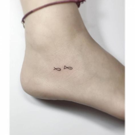 Line Animals, Small Fish Tattoos, Tiny Fish, Pisces Tattoos, Petite Tattoos, Cute Little Tattoos, Minimalist Line Art, Nature Ocean, Fish Fish