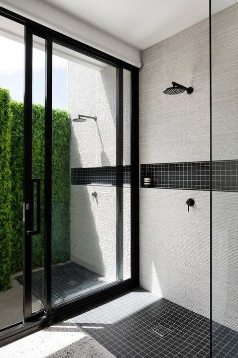 Outdoor Bathroom Design Ideas, Indoor Outdoor Bathroom, Shower Black, Open Bathroom, Outdoor Bathroom Design, Pool Bathroom, Outdoor Showers, Outdoor Bathroom, Bad Inspiration