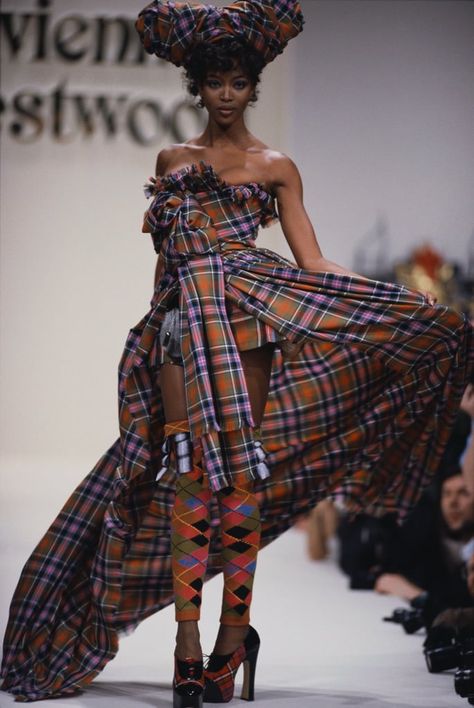 Vivienne Westwood Fashion, Punk Chic, Tartan Fashion, Vintage Runway, 1990s Fashion, Popsugar Fashion, Christy Turlington, Estilo Punk, Cindy Crawford