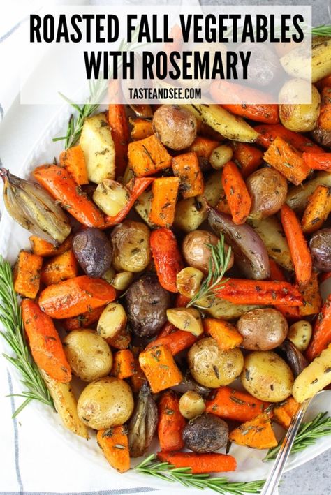 These super easy roasted fall vegetables with rosemary are the perfect veggie side for winter time cooking! With Parsnips, Carrots, Onions, & Potatoes. #Whole30 #Paleo #FallRecipes #OvenRoasted #RootVegetables #TasteAndSee Roasted Fall Vegetables, Vegan Christmas Dinner, Roasted Vegetable Recipes, Fall Vegetables, Vegetable Sides, Parsnips, Veggie Sides, Veggie Dishes, Roasted Veggies