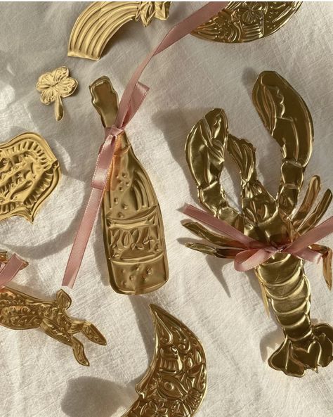 Embossed Foil Art, Embossed Foil Christmas Decorations, Tin Ornaments Diy, Gold Foil Art Diy, Foil Christmas Decorations, Brass Christmas Ornaments, Cricut Projects Easy, Copper Ornaments, Copper Christmas