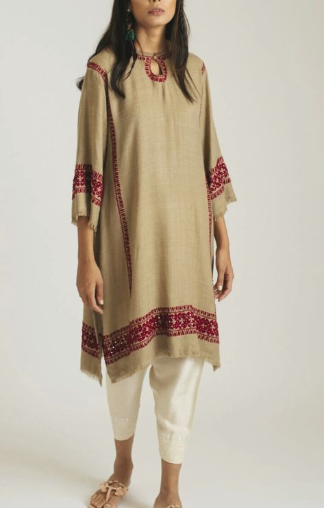 Phiran Style Kurta, Woolen Kurti Design, Pashmina Kurti Design, Pakistani Woolen Suits, Woolen Kurta Designs Women, Winter Kurtis For Women, Woolen Suits Women Indian, Woolen Kurtis Design Winter, Pashmina Suits Design