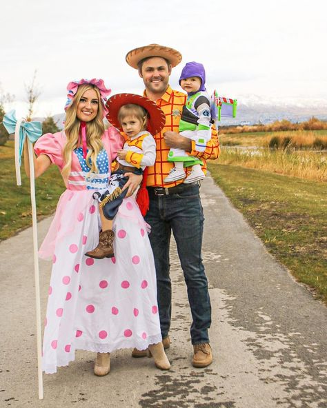 Halloween Costume For Groups, Toy Story Family Costumes, Family Costumes Ideas, Family Costumes For 4, Family Themed Halloween Costumes, Toy Story Halloween, Halloween Camping, Halloween Costumes For Family, Themed Halloween Costumes