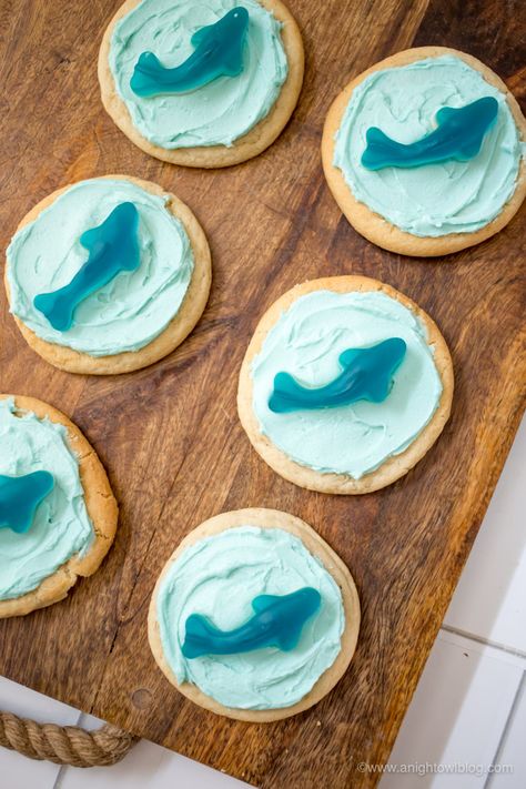 Shark Week Sugar Cookies, Shark Treats Party Ideas, Shark Brownies, Shark Week Cupcakes, Shark Theme Dessert, Sea Themed Desserts, Shark Themed Desserts, Gummy Shark Drink, Shark Cheesecake