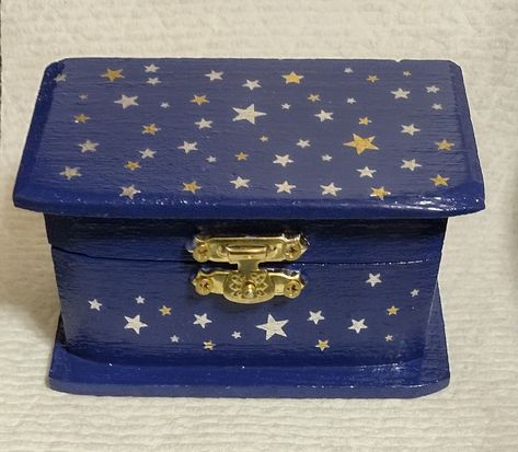 I painted this trinket box in dark blue and covered it with metallic, temporary tattoo stars. The design continues on the inside with a little moon mirror. Painted Gift Box Ideas, Painted Jewelry Boxes Ideas, Painted Box Aesthetic, Mini Box Painting Ideas, Small Box Painting Ideas, Diy Jewelry Box Ideas Handmade, Box Painting Ideas Aesthetic, Stash Box Painting Ideas, Painted Box Ideas Aesthetic