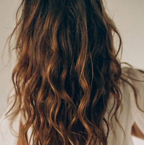 Yes, you can air dry your hair and still look 'done' Dry Styling Hair Hairstyles, Wavy Air Dried Hair, Air Dry Beach Waves Hair, Wavy Hair Air Dry Routine, Natural Wavy Hair Products, Curly Hair How To, Second Day Wavy Hair Refresh, Air Dried Hairstyles, How To Air Dry Hair