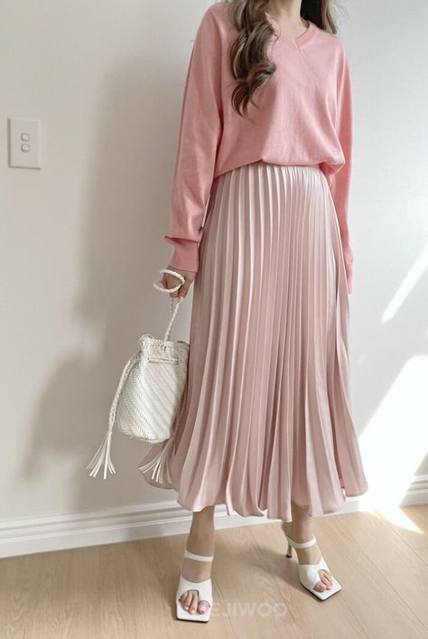 Long Skirt With Sweater, Skirt With Sweater, Pink Skirt Outfits, Korean Casual Outfits, Work Meeting, Office Outfit, Korean Casual, Hijab Fashion Inspiration, Pink Spring