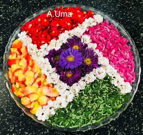 Very very innovative and unique shape floating flower rangoli. Innovative Ganpati Decoration Ideas, Arti Thali Decoration With Flowers, Uruli Decor Floating Flowers, Flower Plate Decoration, Flower Aarti Thali Decoration, Flower Thali Decoration, Unique Aarti Thali Decoration Ideas For Ganpati, Simple Flower Rangoli Designs Easy, Unique Arti Thali Decoration