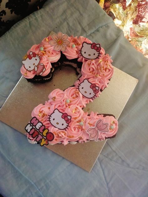 Hello Kitty Cupcake Cake, Diy Hello Kitty Cake, Hello Kitty Number Cake, Hello Kitty Birthday Cakes, Number Cake Ideas, Cupcake Numbers, Hello Kitty Cake Ideas, Kek Birthday, Hello Kitty Invitations