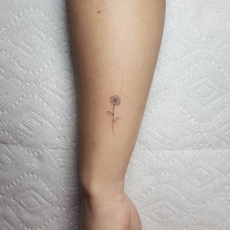 Ukrainian Sunflower Tattoo, Cornflower Tattoo Minimalist, Line Daisy Tattoo, Fine Line Daisy, Simple Daisy Tattoo, Fine Line Daisy Tattoo, Small Sunflower Tattoo, Small Daisy Tattoo, Daisy Tattoos