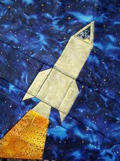 My own rocket design for the long distance quilting bee. Outer Space Quilt, Space Baby Quilt, Airplane Quilt, Kid Quilts Patterns, Space Quilt, Paper Pieced Quilt Patterns, Machine Quilting Designs, Paper Pieced Quilt, Childrens Quilts