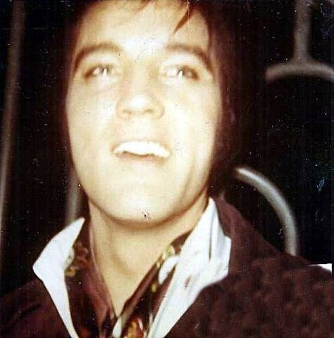 Elvis With Fans, Facebook Pic, Elvis Cd, Elvis Collectors, Elvis In Concert, Elvis Presley Pictures, Elvis Presley Photos, December 19, Life Pictures