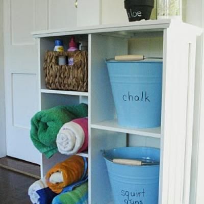 Great idea to have a space for towels and sunscreen in the entry way! I should add the boys swim suits too for easy access, never know when you might want to go swimming. Pool Towel Storage Ideas, Towel Storage Ideas, Pool Towel Storage, Pool Organization, Pool Storage, Mud Room Storage, Casa Country, Pool Towel, Pool Decor